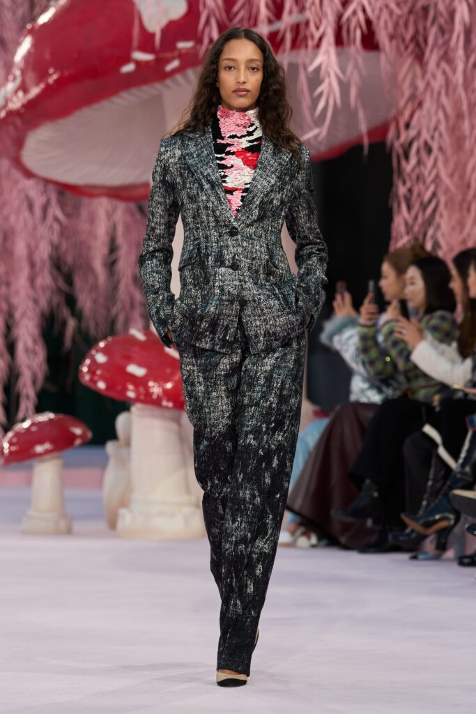La première collection couture Chanel par Matthieu Blazy : le chic ...