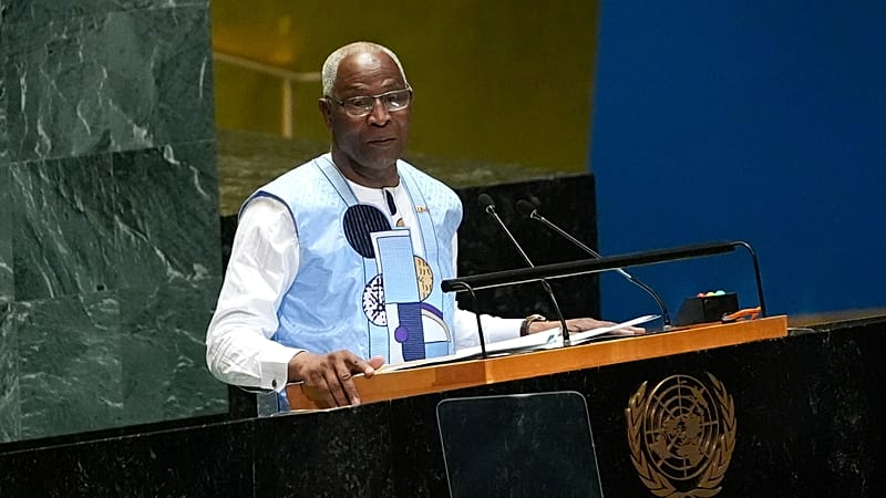 Le Premier ministre guinéen Amadou Oury Bah s'adresse à la 79e session de l'Assemblée générale des Nations Unies, le samedi 28 septembre 2024.