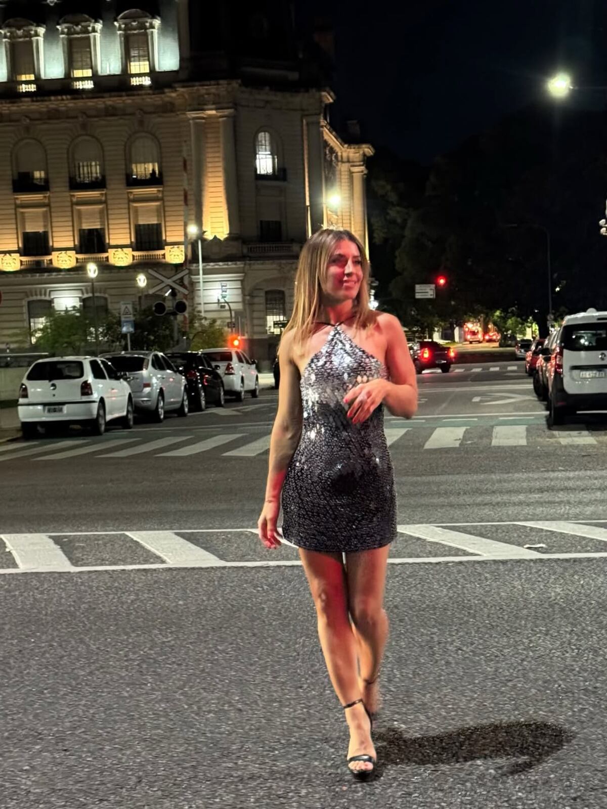 Mariana Brey se sumó a la tendencia de los brillos y dio cátedra de ...