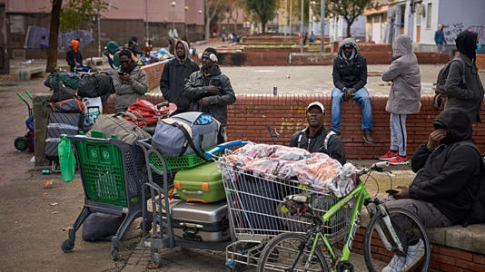 Des migrant expulsés d'une école abandonnée où ils vivaient à Badalona, près de Barcelone, en Espagne, le 17 décembre 2025.
