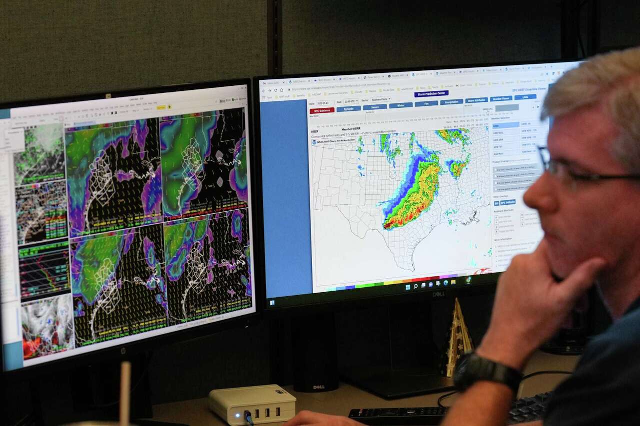 Weather service holds job fair in Houston after DOGE cuts. How could it ...