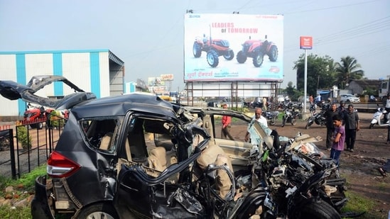 Child among 4 killed as speeding truck collides with van packed with ...