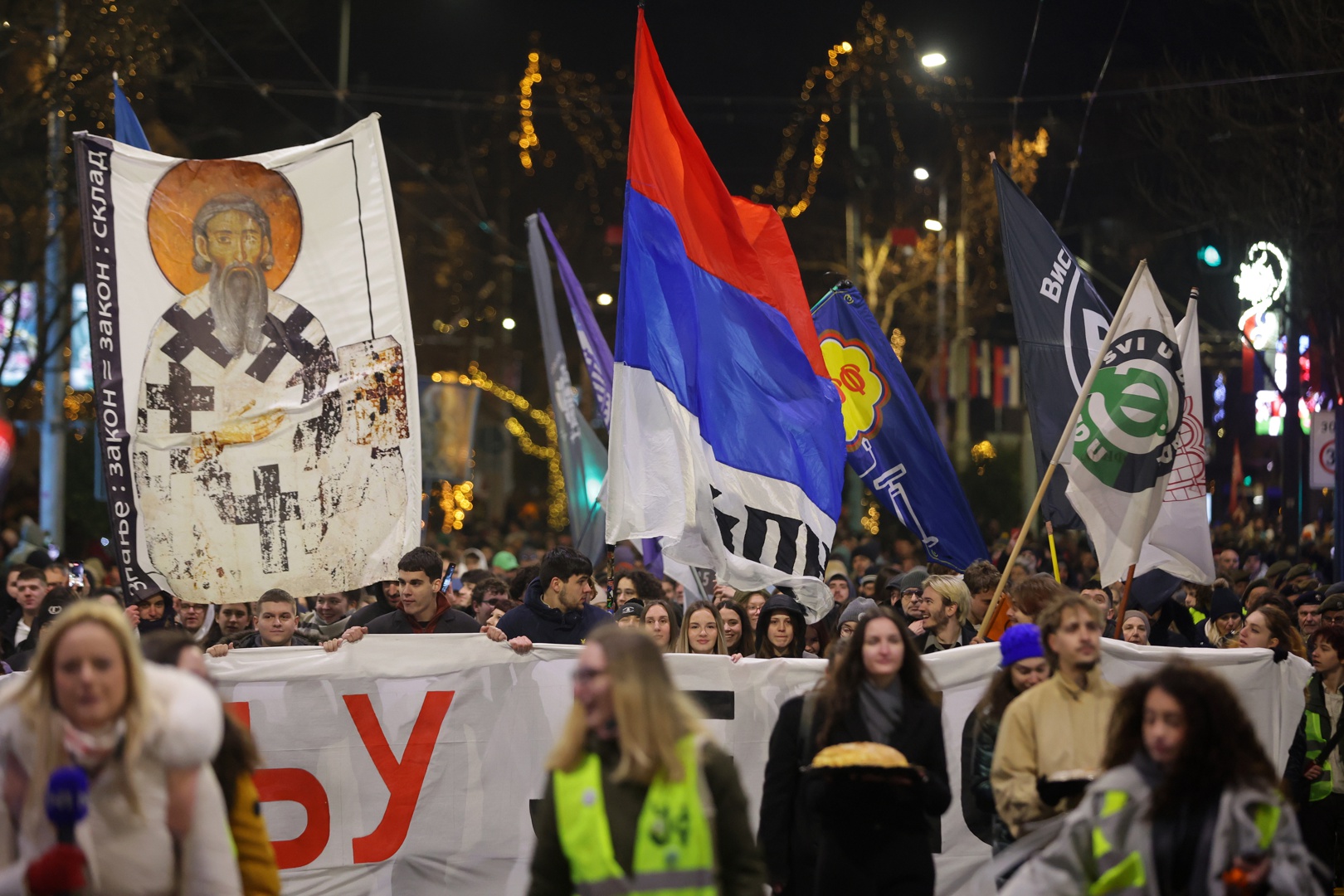 Miles de personas se manifiestan en Belgrado contra las presiones sobre ...