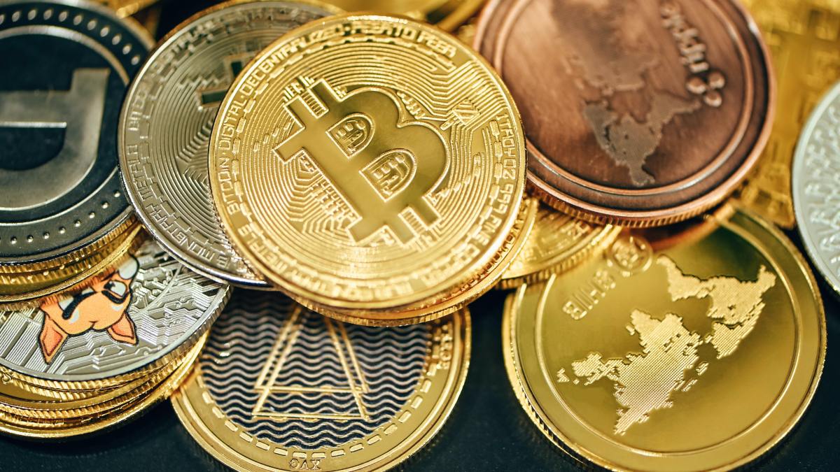 Bitcoin tem leve alta, com balanços de techs e expectativa por Fed