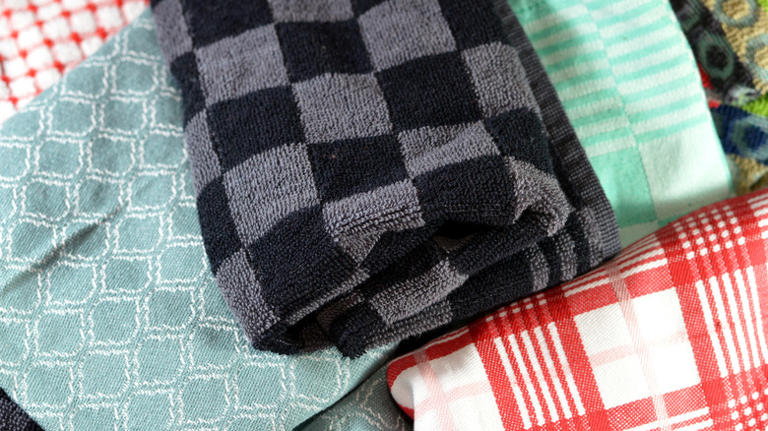 How to properly wash dish towels to remove bacteria and odors