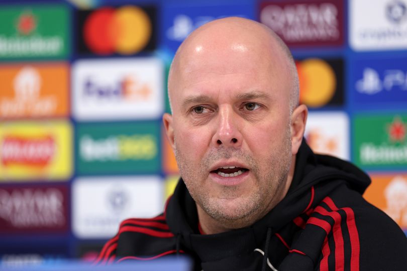 Arne Slot comparte la confianza en el traspaso de Andy Robertson tras la cancelación del acuerdo con el Tottenham