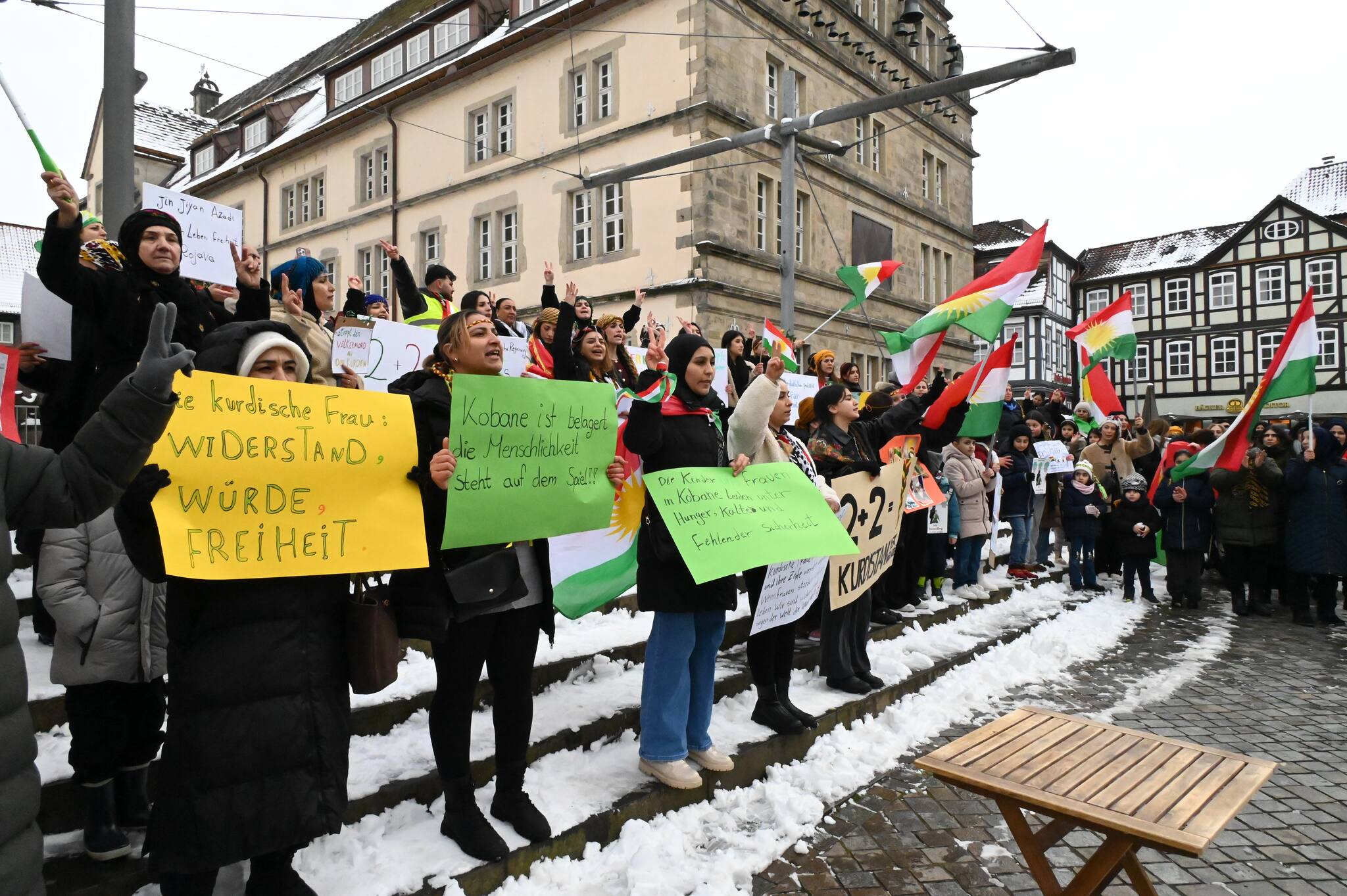 Kurden demonstrieren gegen Terror und für die Frauen im nordsyrischen ...