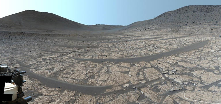 Perseverance looks upstream along Neretva Vallis, the ancient river valley which once fed water into Jezero crater, over 3.5 billion years ago. The light-toned rocks in the foreground comprise fine-grained mudstones of the Bright Angel formation. Credit: NASA/JPL-Caltech/ASU/MSSS