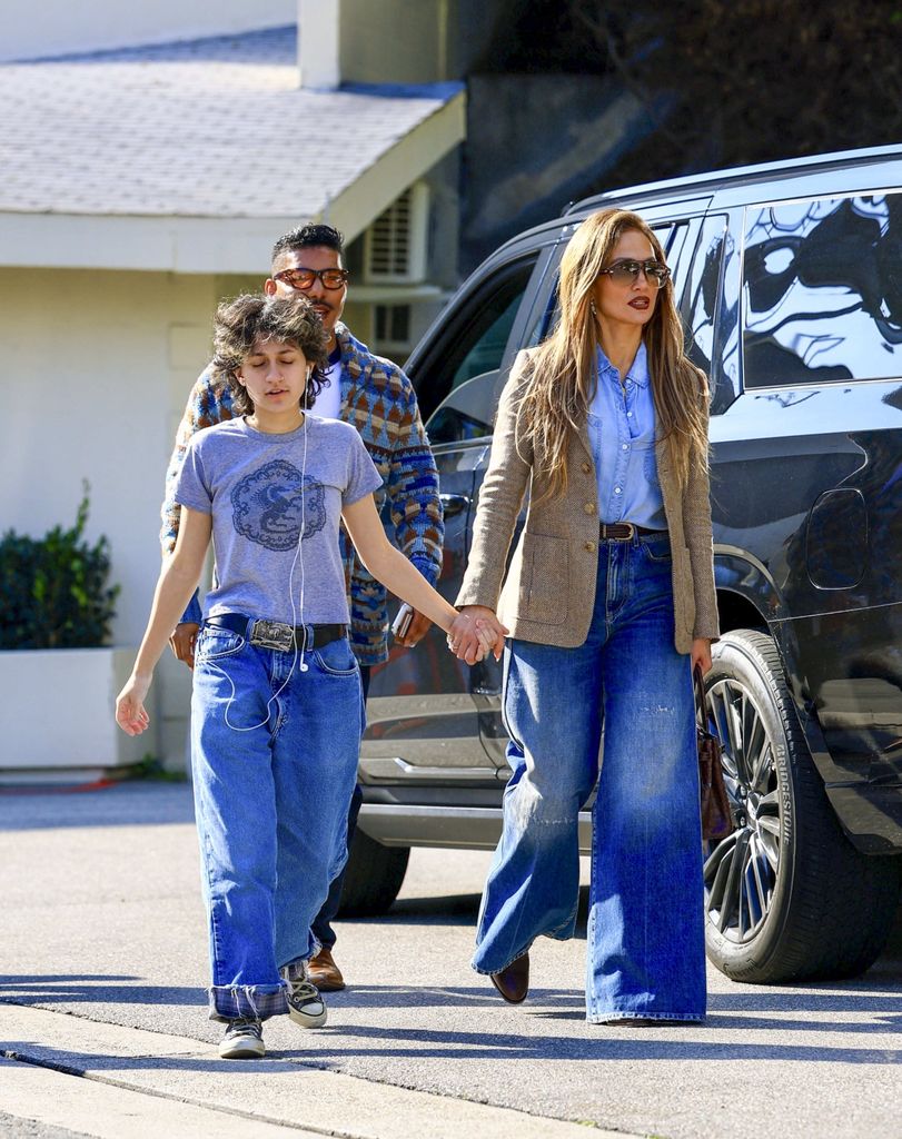 Madre e hija caminaron tomadas de la mano, demostrando la complicidad que las une.