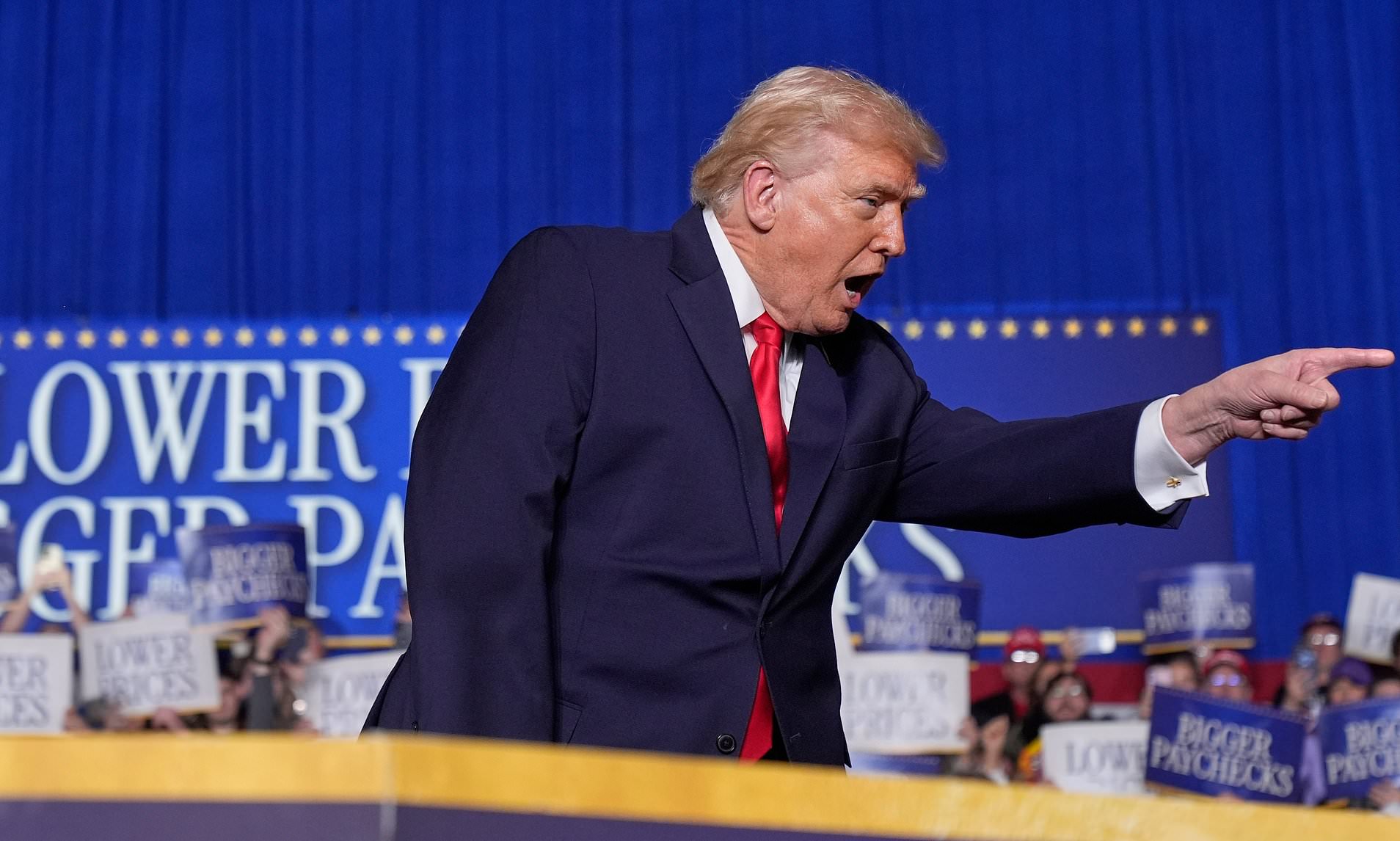 Trump clashes with 'lunatic' protester as he fantasizes of 'nice easy ...