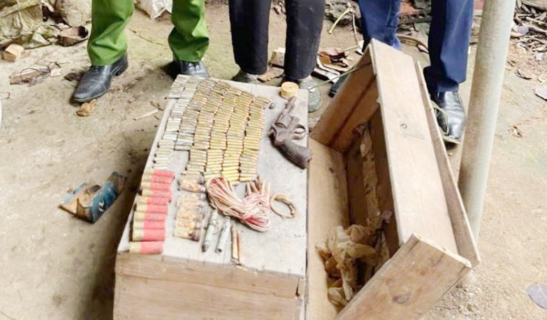 Đi thể dục buổi sáng, người phụ nữ tá hỏa phát hiện hòm chứa súng, lựu đạn