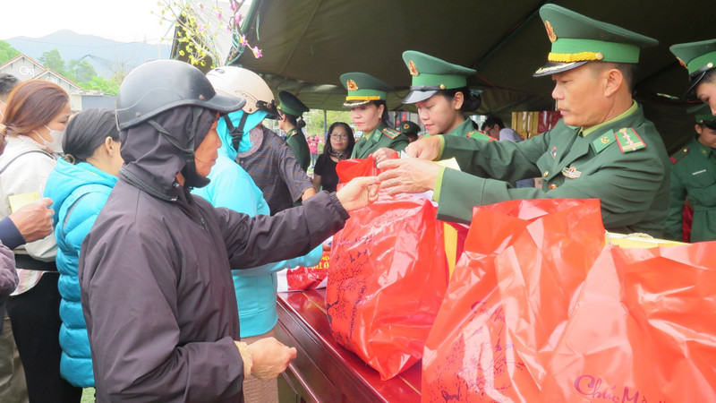 Huế: Rộn ràng niềm vui ngày hội xuân nơi biên cương