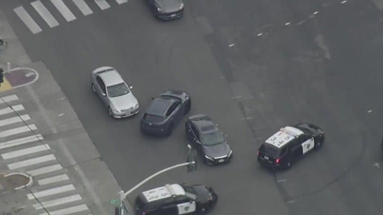 San Francisco police officer hit by fleeing driver in Oakland