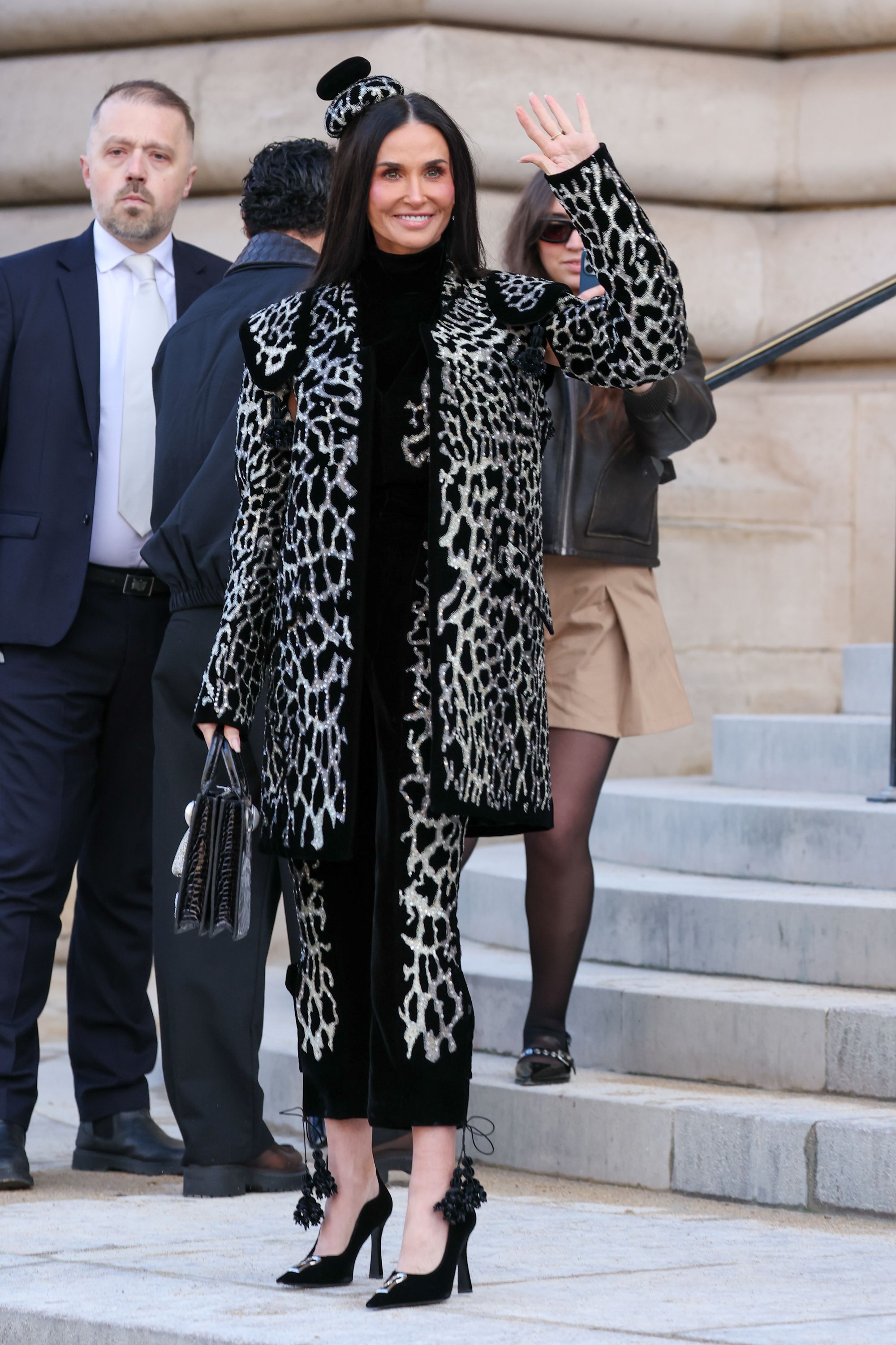 Dua Lipa y Demi Moore nos enseñan a dominar el animal print de venado para primavera 2026