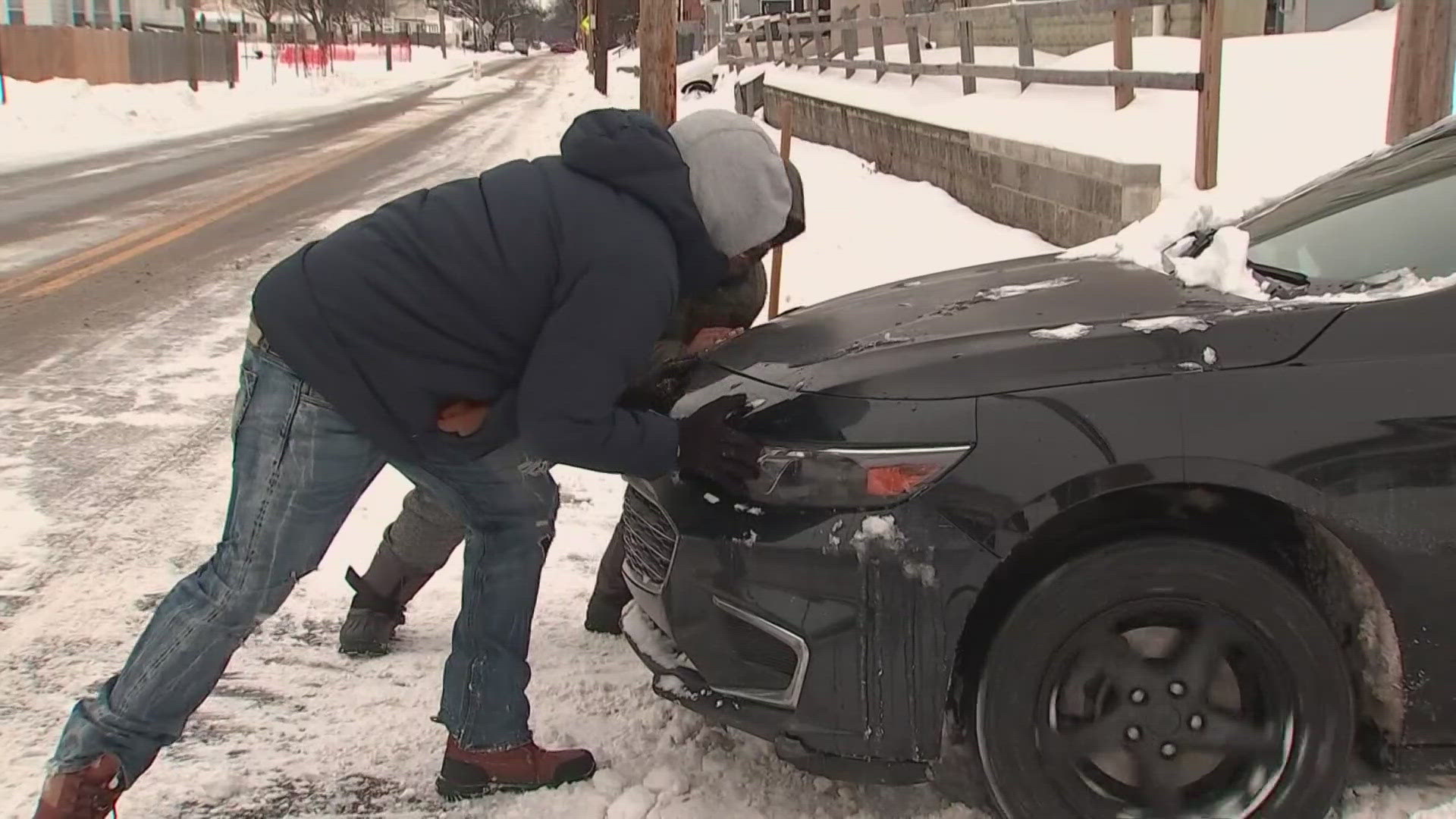 Columbus residents help neighbors dig out cars stuck in snow