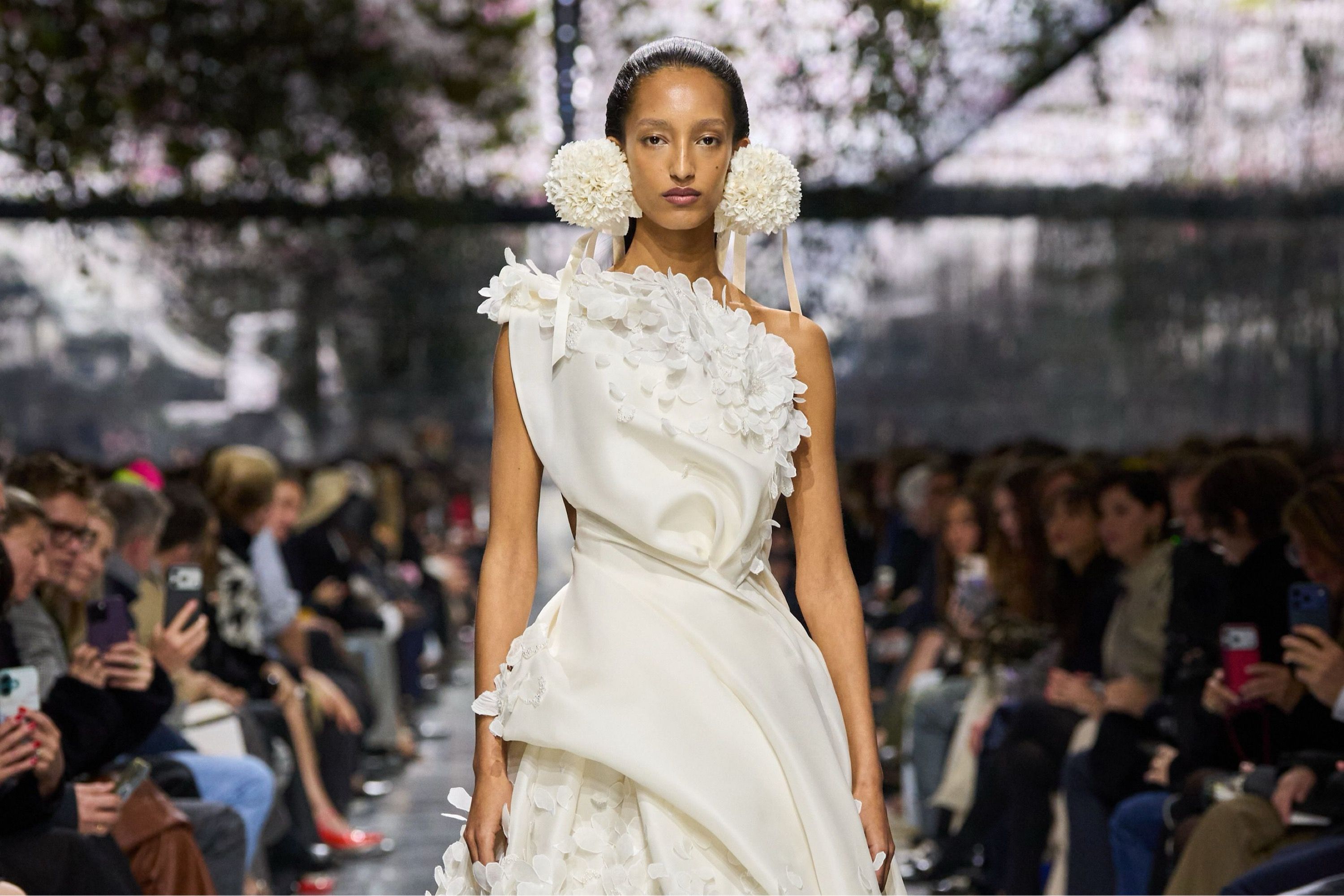 Dua Lipa y Demi Moore nos enseñan a dominar el animal print de venado para primavera 2026