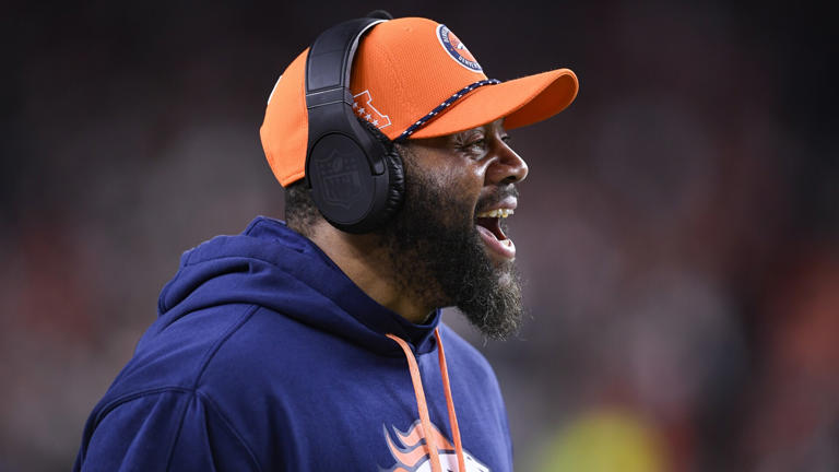 Broncos fire WRs coach Keary Colbert, CBs coach Addison Lynch