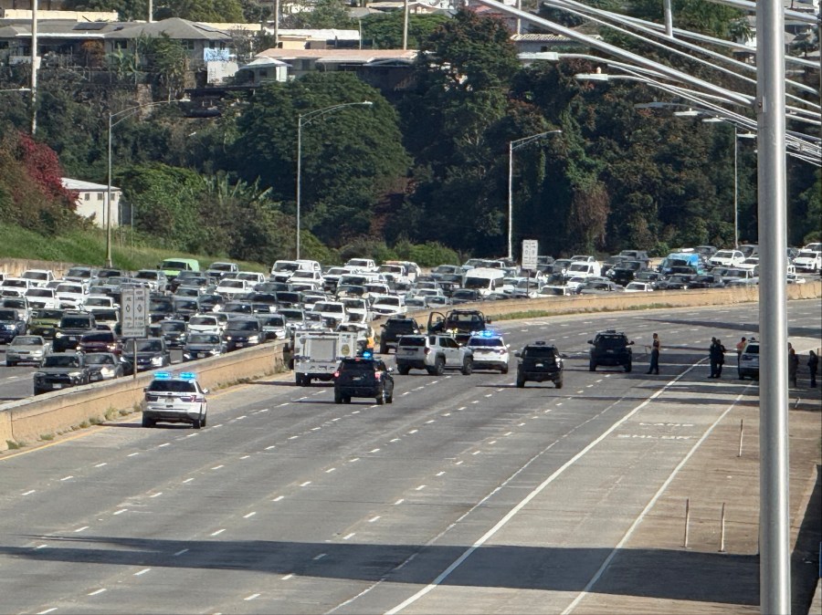 1 dead, 6 injured in multi-vehicle H-1 Freeway crash