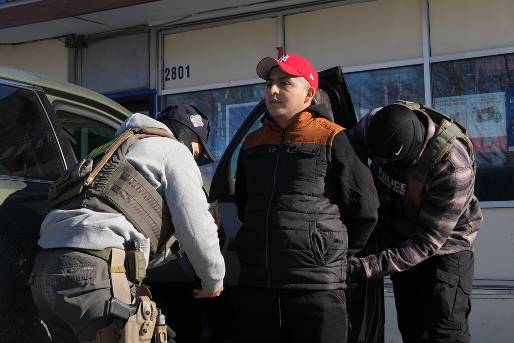 2 federal officers fired shots during encounter that killed Alex Pretti ...