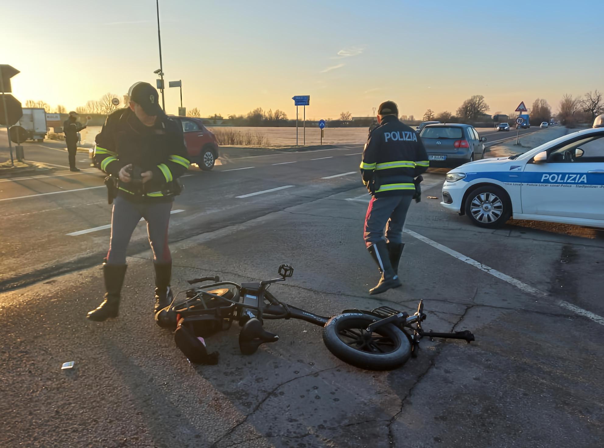 L’incidente fatale. Schianto fra auto e bici. Muore uomo di 36 anni