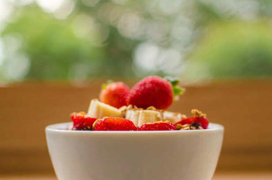 Eating too much makhana for weight loss may cause bloating, constipation, and nutritional imbalance.