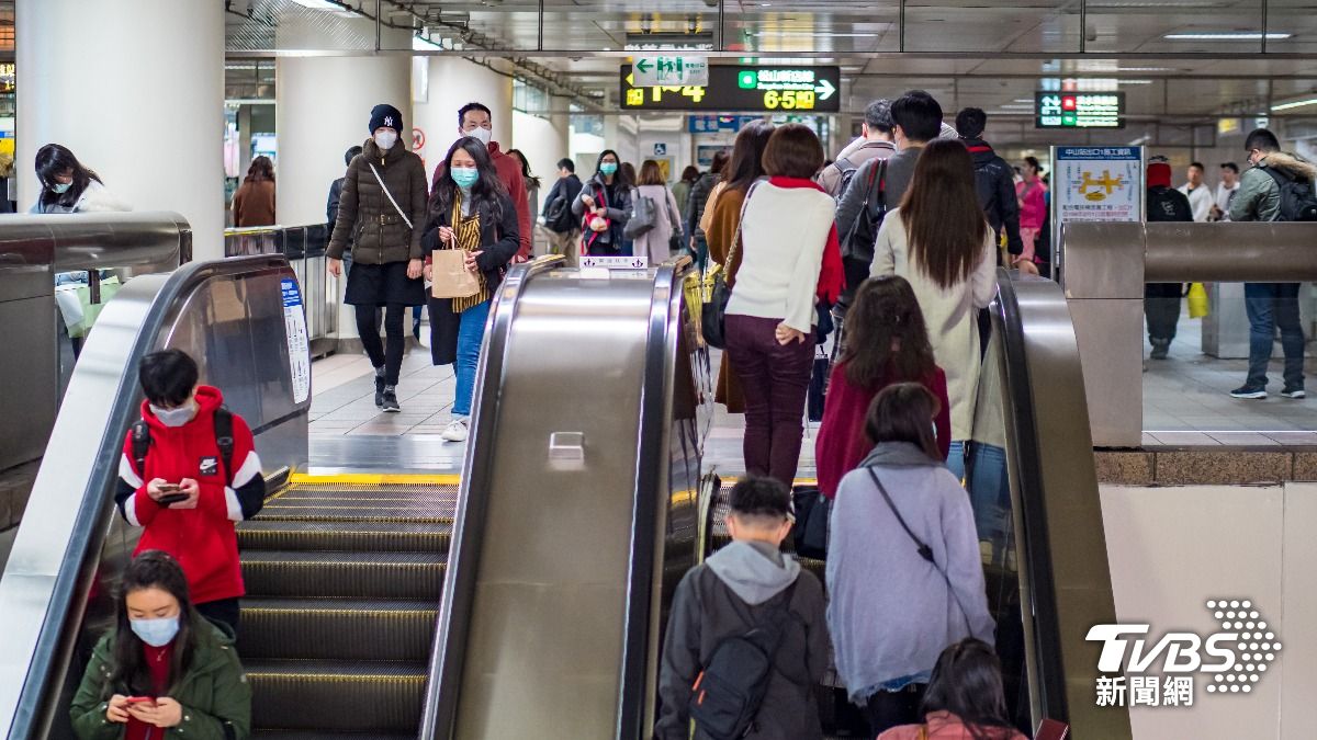 無視北捷標語!台人搭手扶梯「全靠右」 外國人驚：文明第一