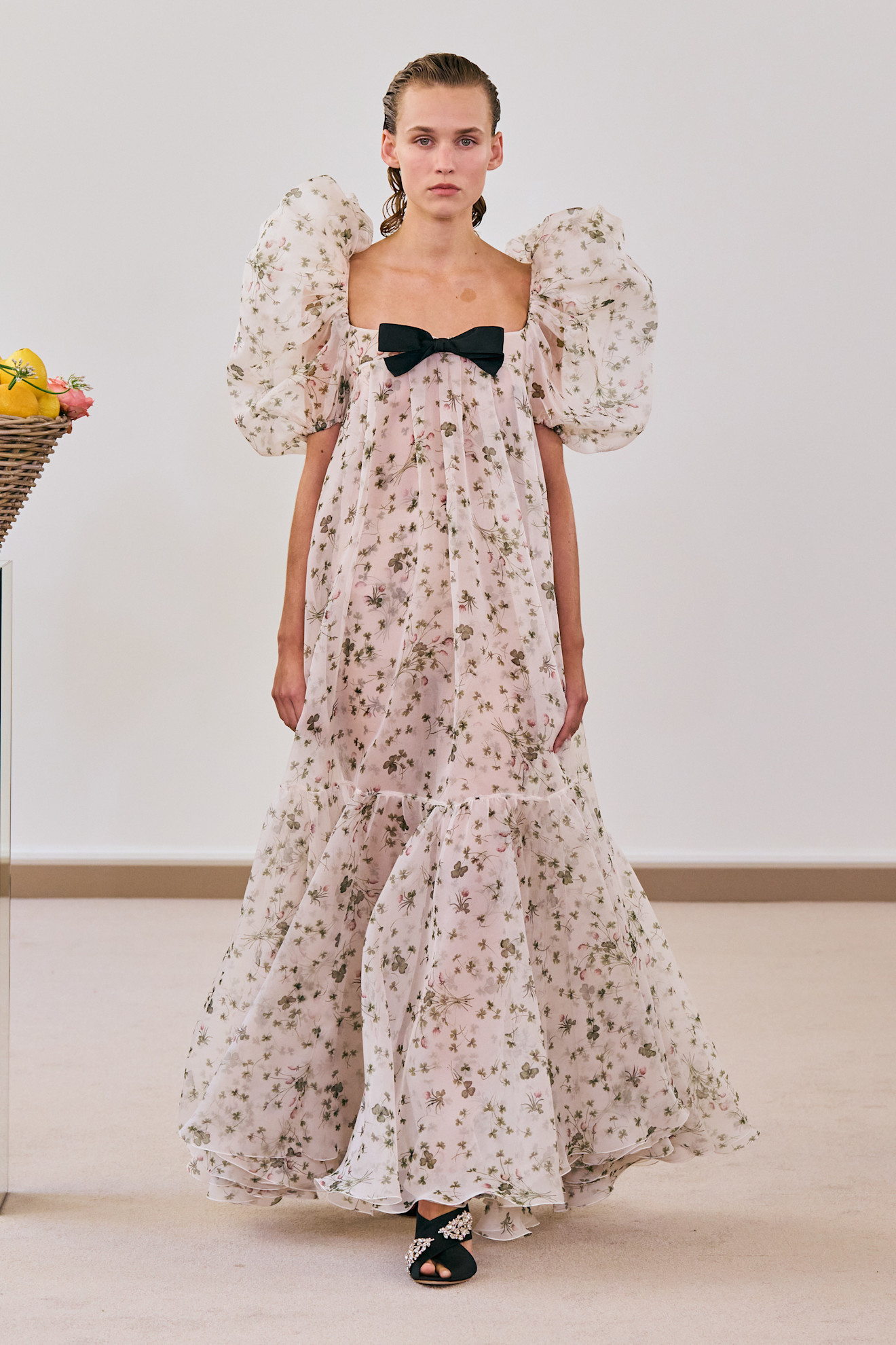El vestido de chiffon con escote en V profundo y lazo de sash Narciso