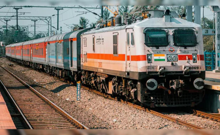 Train में ये 4 गलतियां करने पर जाना पड़ सकता है जेल, सफर करते हैं तो ...