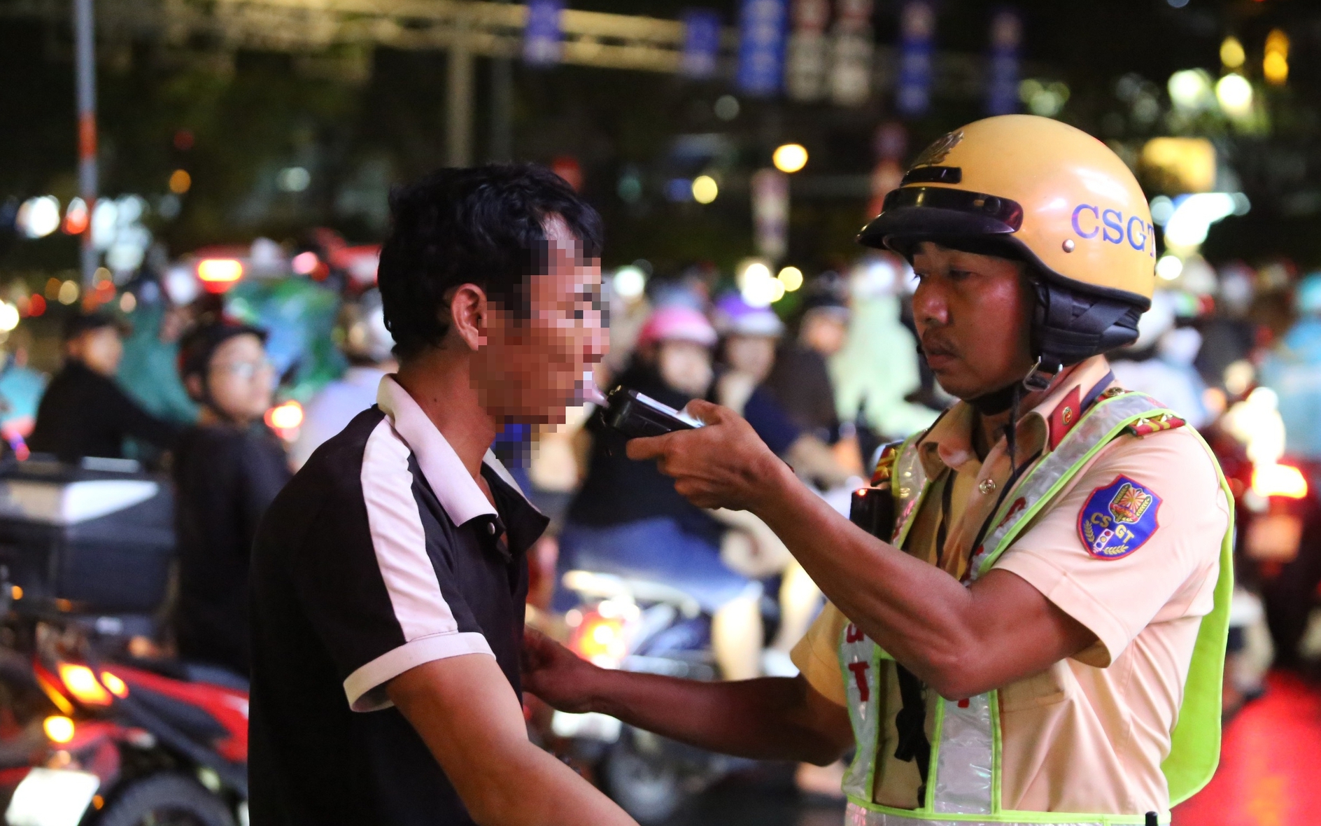 Phạt thụt dầu học sinh đi xe đạp điện không đội nón bảo hiểm, vừa rèn sức khỏe vừa rèn ý thức