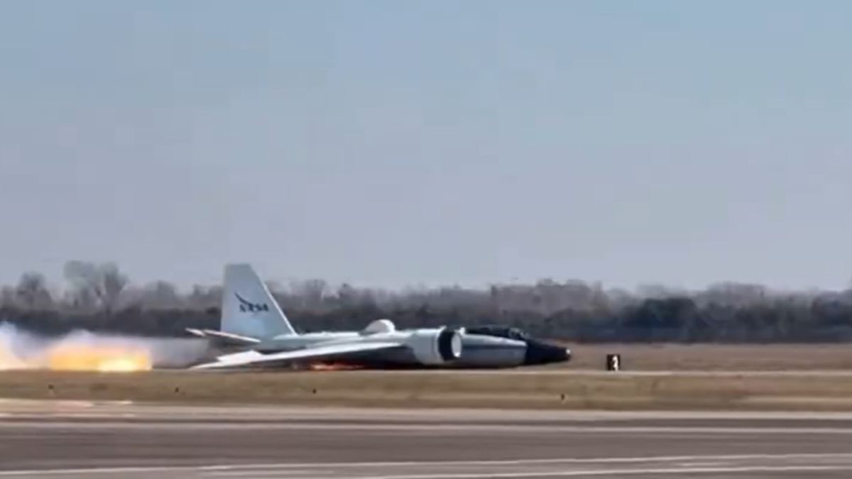 Watch: NASA pilots pull off miracle landing in Houston after jet wheels ...