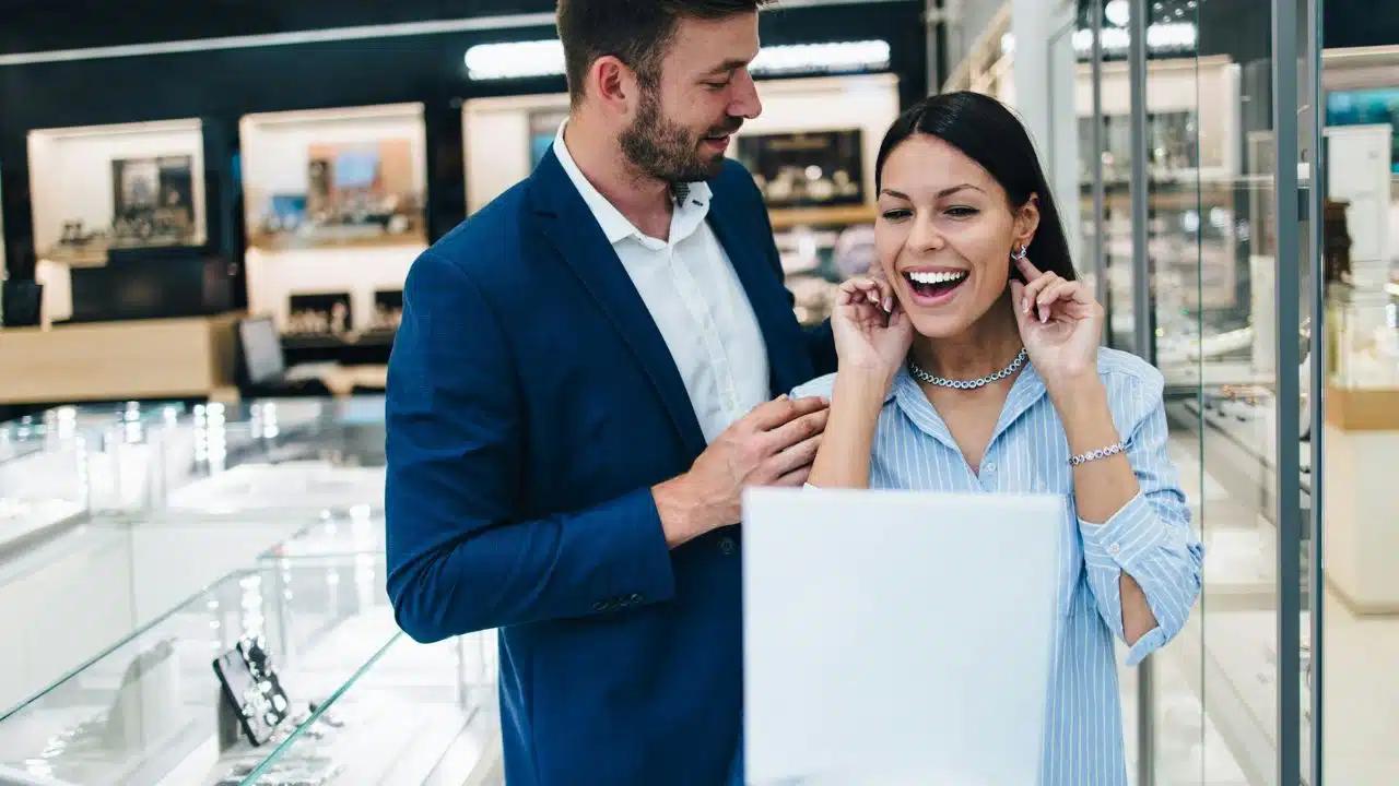 17 honest reasons women prefer dating men with money<br><br>