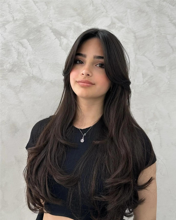 Cara styling rambut butterfly cut agar tetap bervolume tanpa catokan