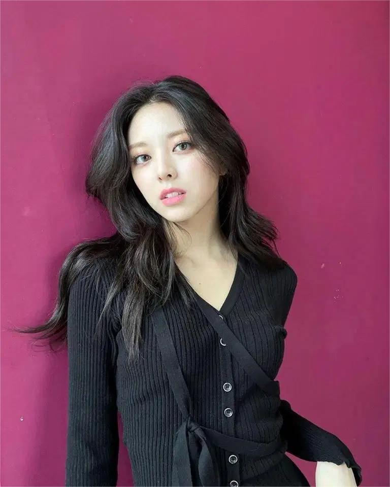 Cara styling rambut butterfly cut agar tetap bervolume tanpa catokan