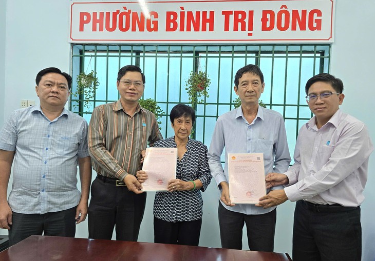 Chủ tịch phường Bình Trị Đông cấp sổ hồng cho 2 hộ dân hơn 30 năm đi đòi đất