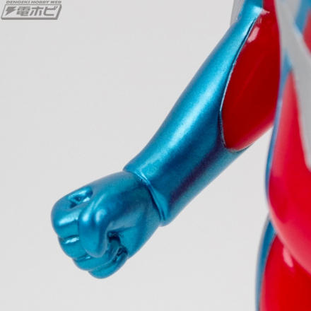 ブルマァクの伝統を受け継ぐソフビモデルの「ウルトラマンゼロ」と