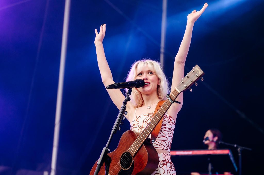 Maisie Peters lanza su tercer álbum ‘Florescence’ y anuncia una gira íntima por los teatros