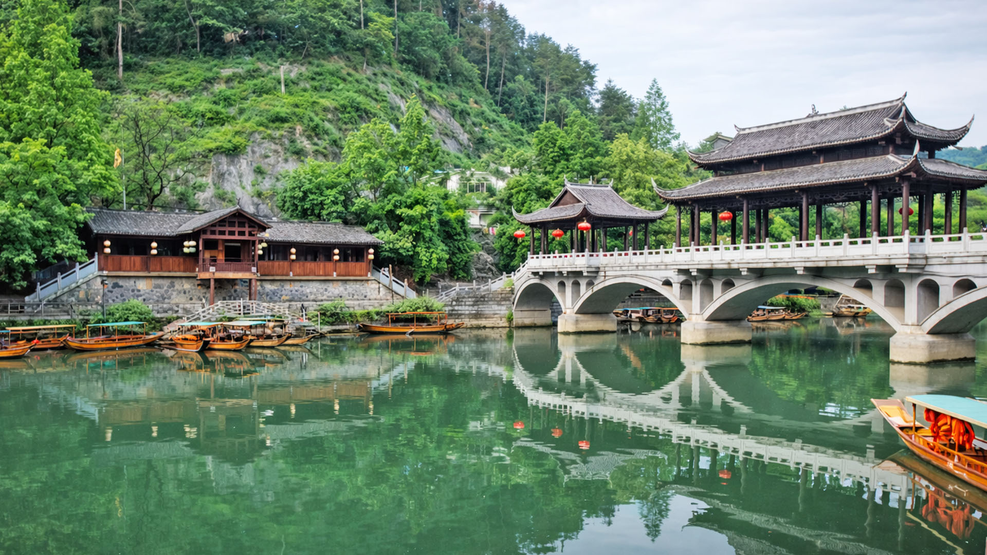 Traditionele brug over de groene rivier in China