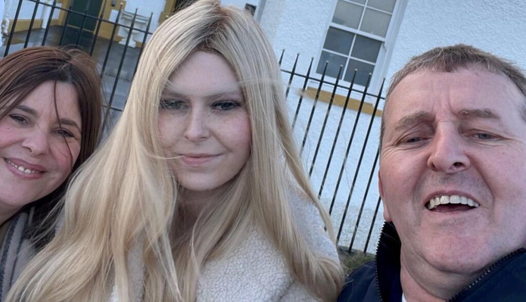 Isla Sneddon and parents Mark and Michelle. (Pix via Mark Sneddon / SWNS)