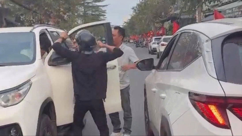 Bắt giam kẻ chặn ô tô, dùng mũ bảo hiểm đánh người giữa phố Đà Nẵng