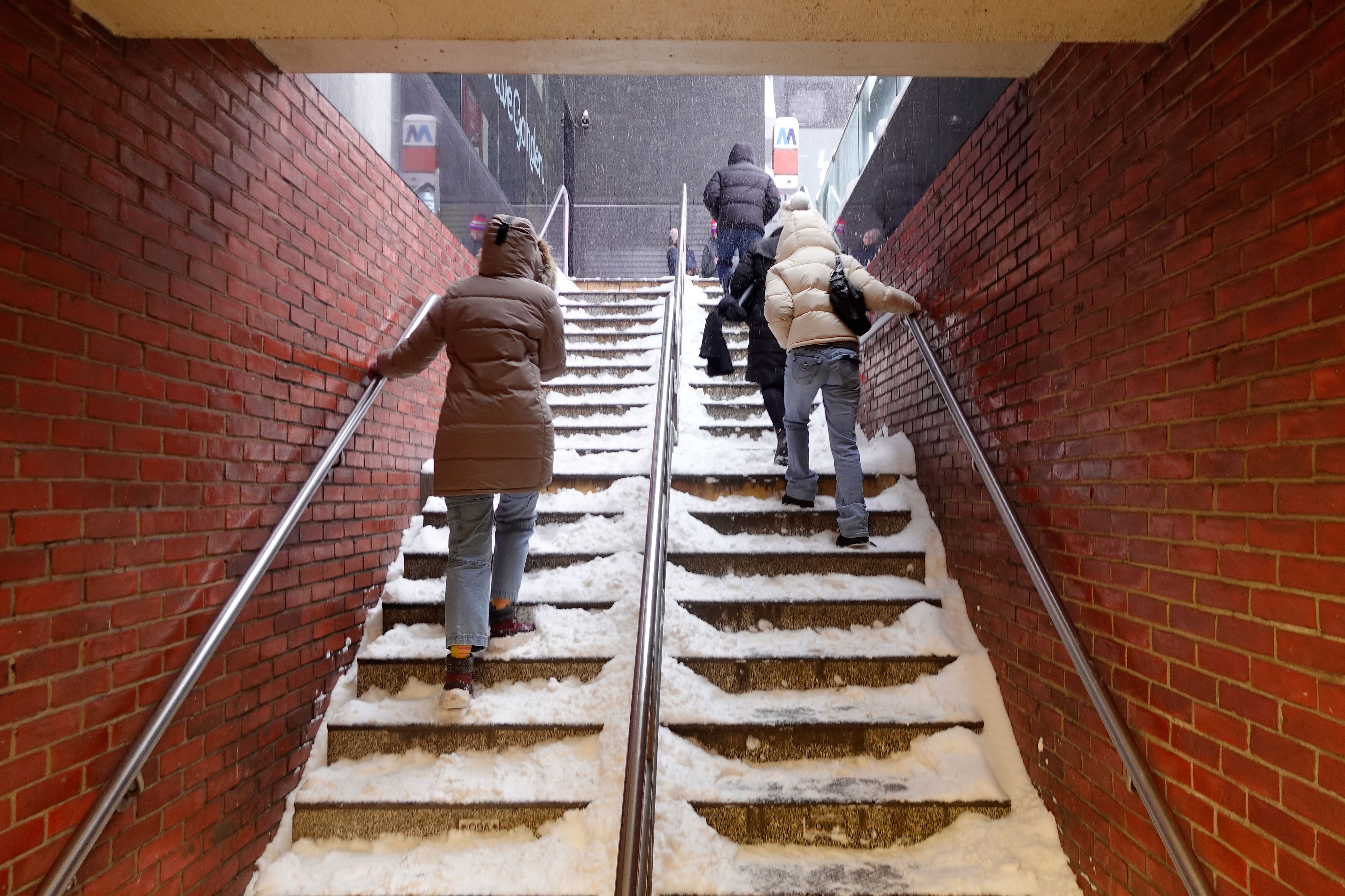 Winter storm warning as 12 inches of snow to hit: "Blizzard conditions"<br>