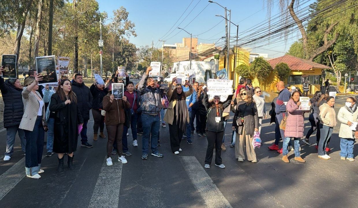Padres de familia bloquean avenida en la GAM; protestan por aumento en ...