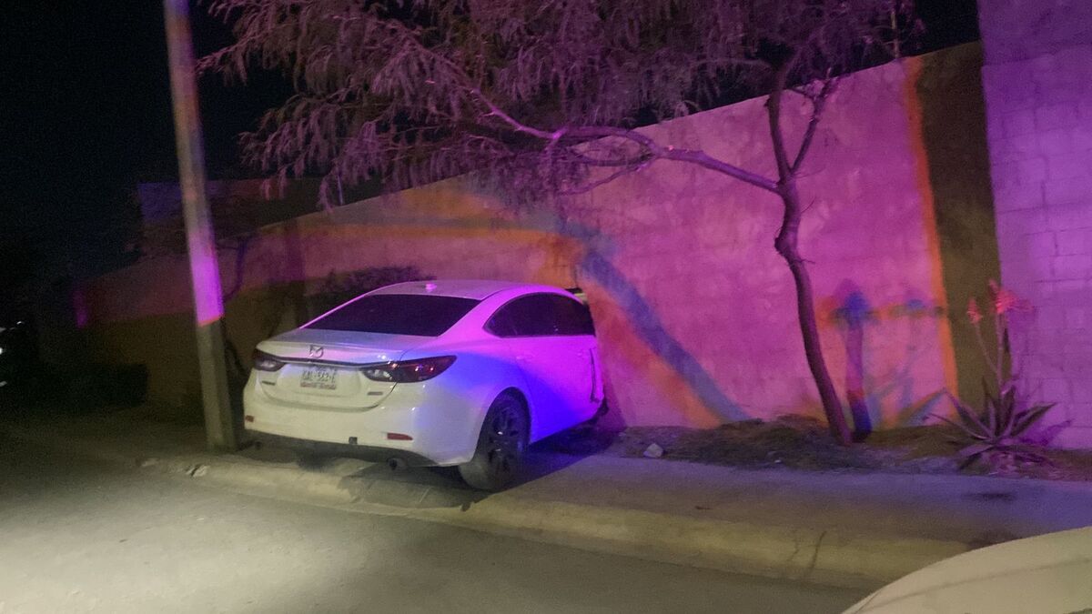 Choca con barda y abandona auto en Viñedos; hallan una bebida alcohólica