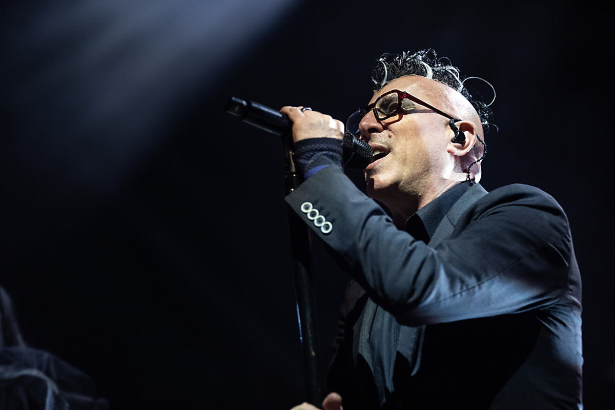 '90s rocker says you're ruining the concert for everyone behind you