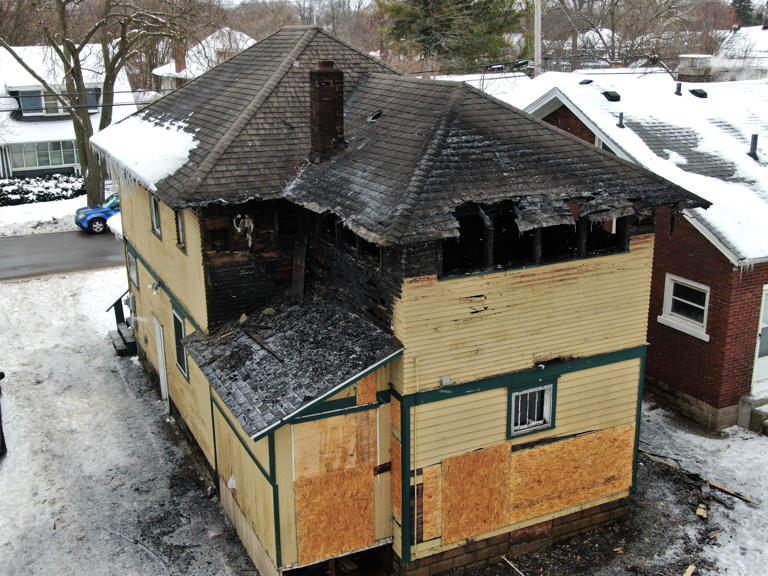 1 killed in early morning house fire in Lansing