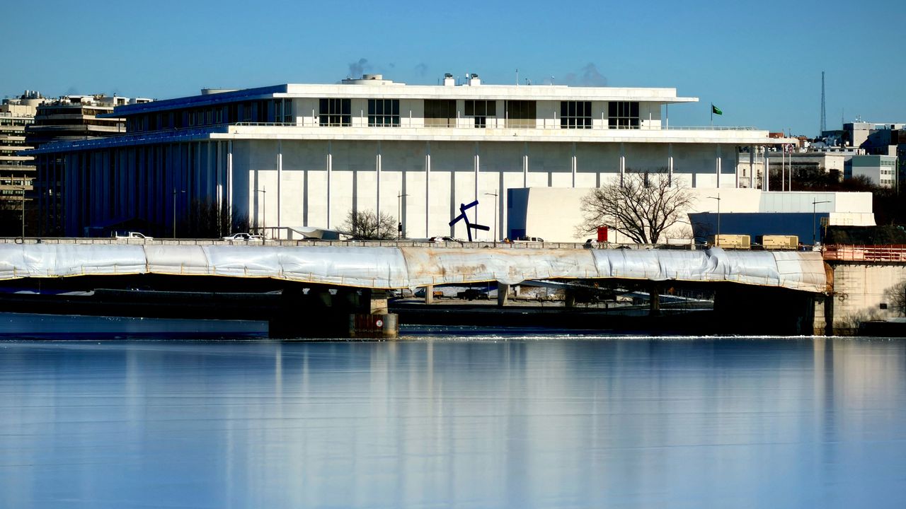 Trump’s Kennedy Center closure plan draws ire<br>