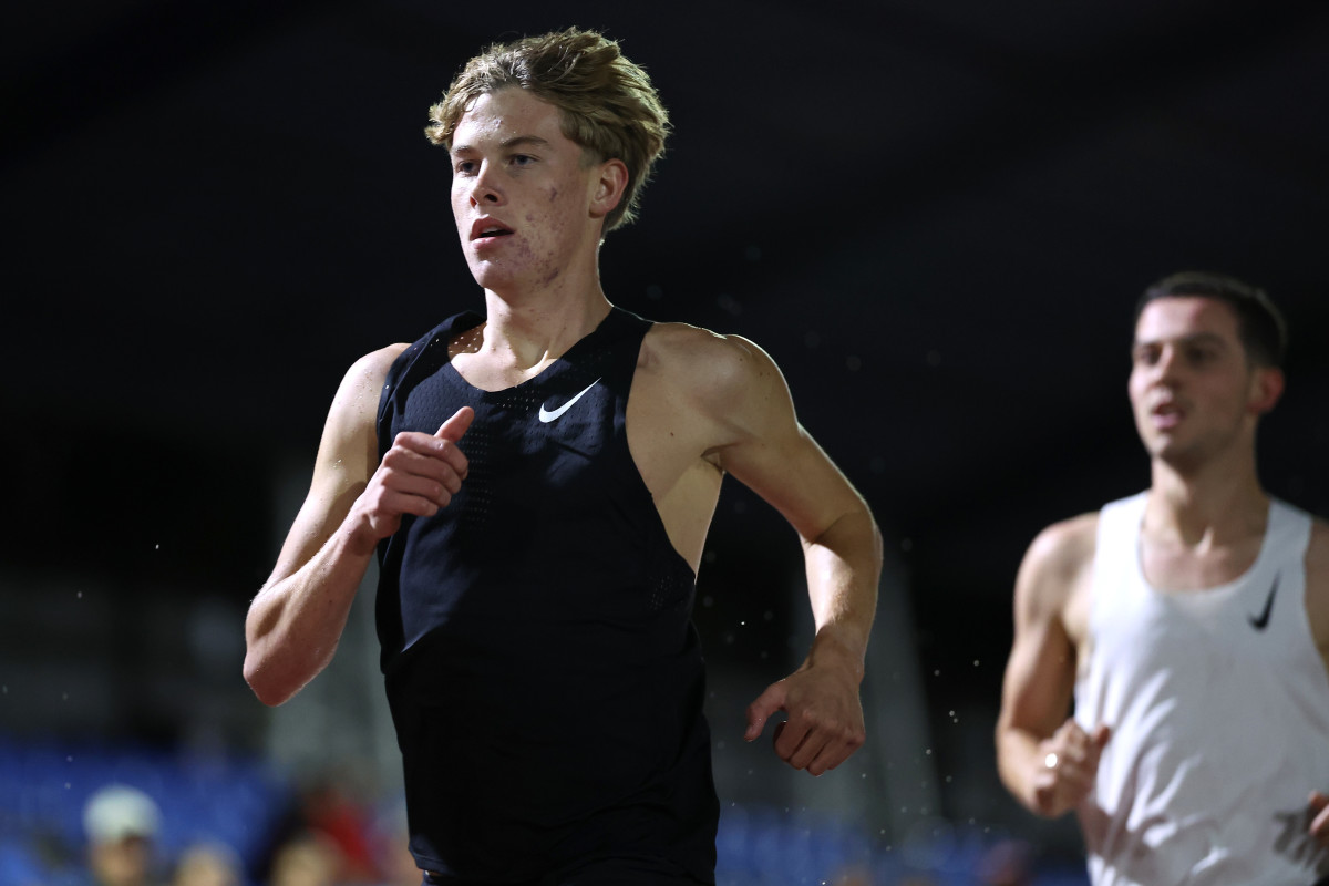 16-year-old sets impressive new world record with historic sub-4 minute mile<br><br>