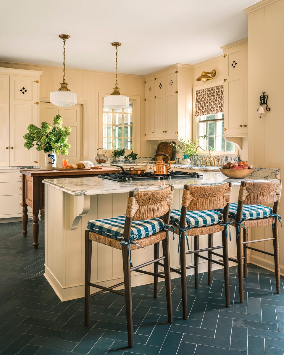 marynn-udvarhelyi-texas-house-kitchen-stools.jpg