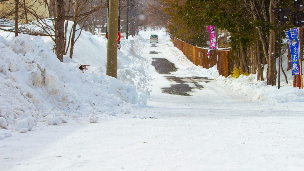 US deep freeze kills dozens and cuts power to thousands<br>