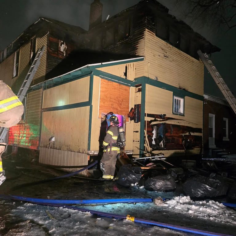 1 killed in early morning house fire in Lansing
