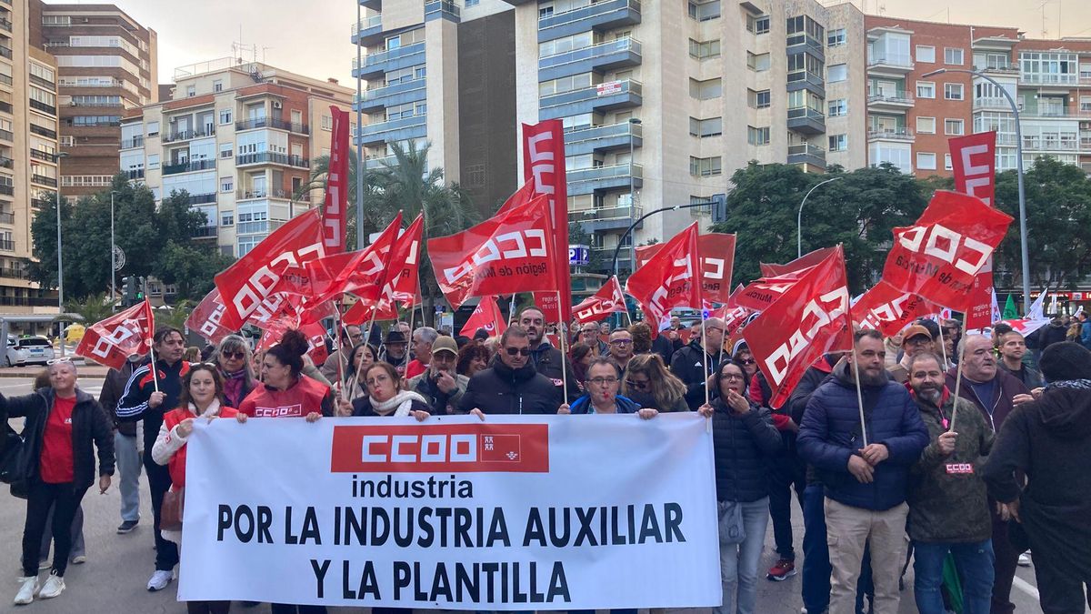 Miles de personas se manifiestan contra el cierre de Sabic en Cartagena